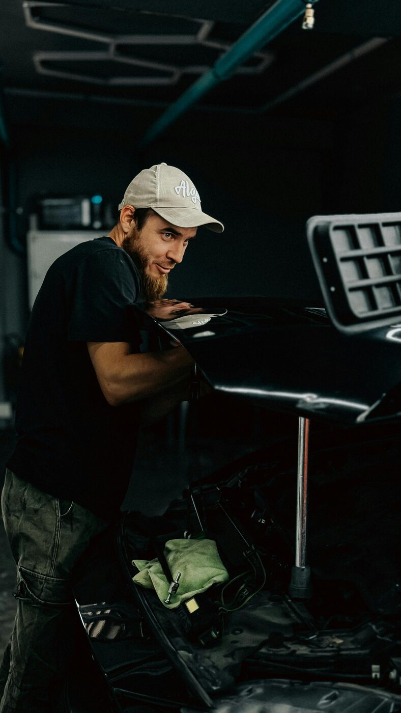Technicien WayCars au travail sur un véhicule dans l'atelier d'Ans