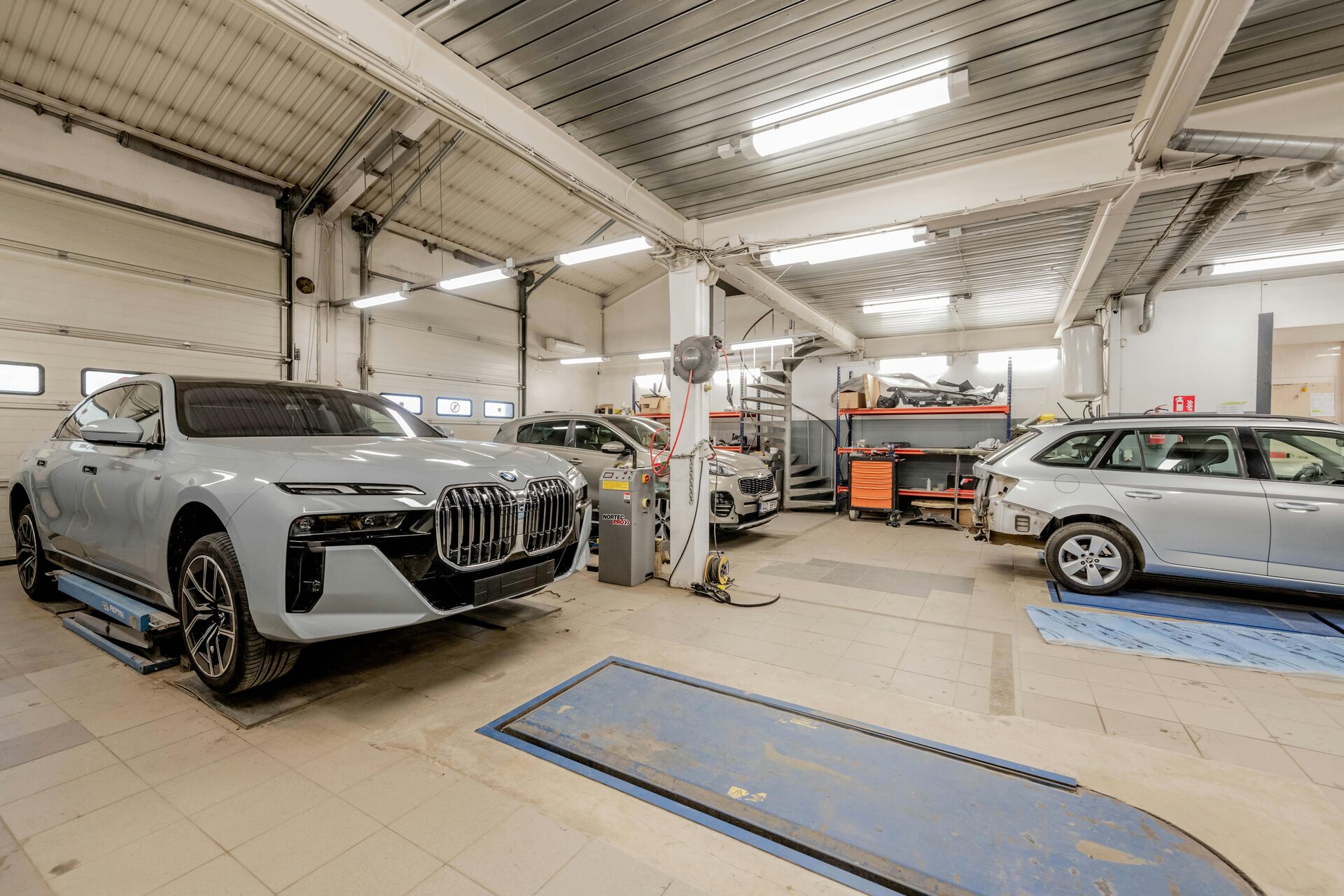 Véhicules premium dans l'atelier WayCars